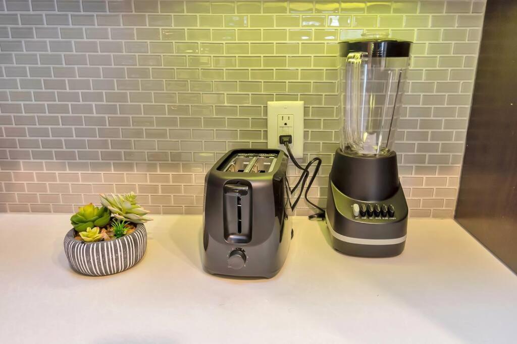 Penthouse Cool-Oasis-In-Houston-Rental Car Available-View-Great-Sleep エクステリア 写真