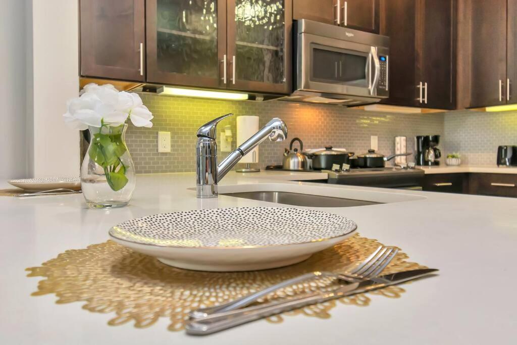 Penthouse Cool-Oasis-In-Houston-Rental Car Available-View-Great-Sleep エクステリア 写真