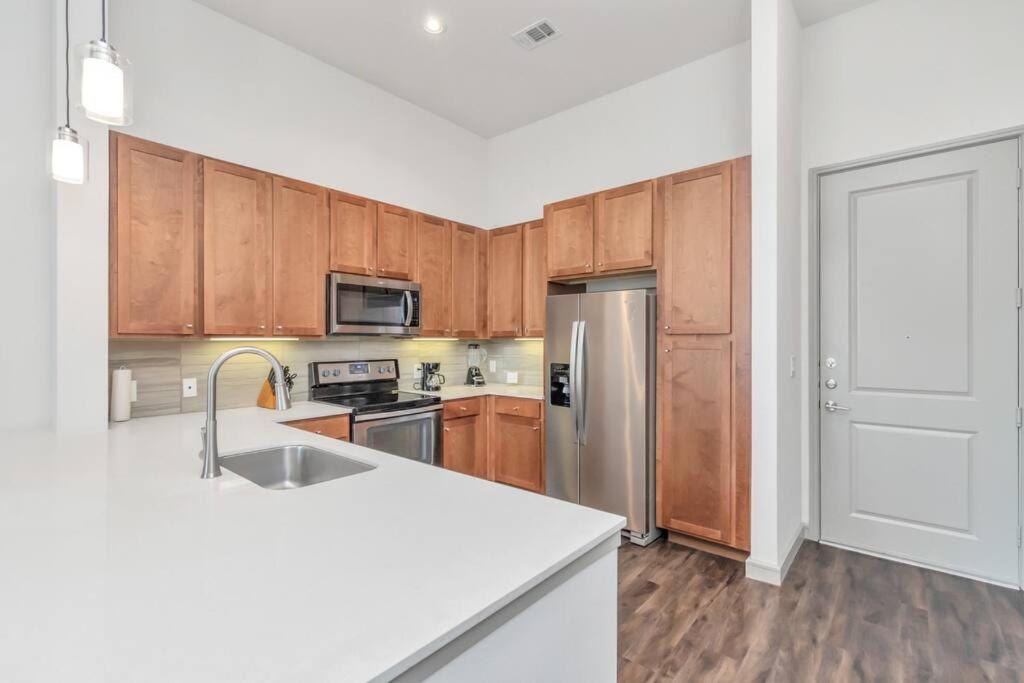 Penthouse Cool-Oasis-In-Houston-Rental Car Available-View-Great-Sleep エクステリア 写真