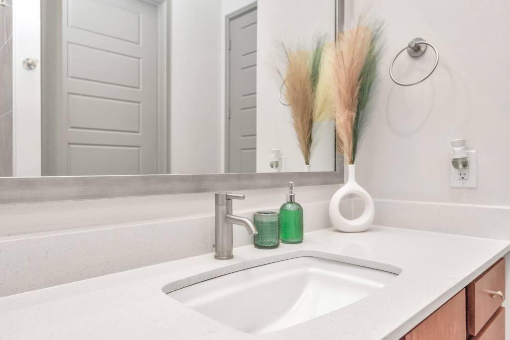 Penthouse Cool-Oasis-In-Houston-Rental Car Available-View-Great-Sleep エクステリア 写真