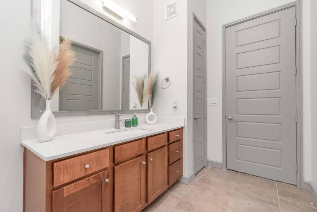 Penthouse Cool-Oasis-In-Houston-Rental Car Available-View-Great-Sleep エクステリア 写真